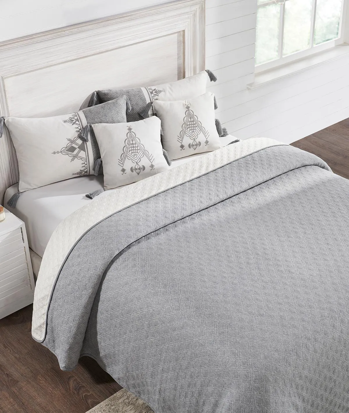 Freya Light Grey Melange 100% Cotton Knitted With Polyester Filled King Size Bed Cover With 2 Pillow Covers & 2 Cushion Covers (Set of 5 Pcs)